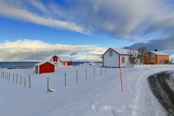 Röda Fiskestugor Robuer Och Vita Orange Stugor Turist Feriehus Bredvid — Stockfoto