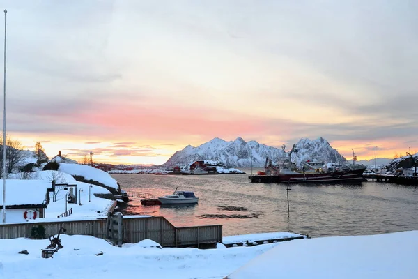 位于镇日出区的Lofoten Rorbuer套房 背景是停泊在码头 利特尔莫拉岛上的Svolvaer渔港 大栗色渔船 Lofoten Nordland Norway — 图库照片