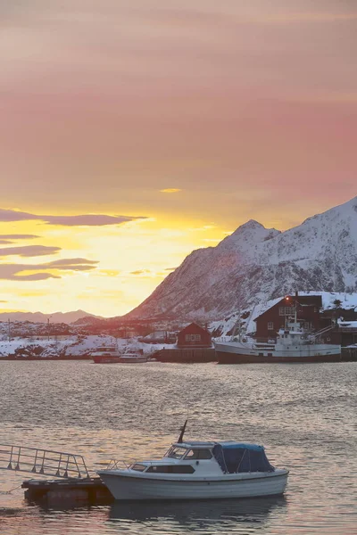 位于镇日出区的Lofoten Rorbuer套房 背景是停泊在码头 利特尔莫拉岛上的Svolvaer渔港 大栗色渔船 Lofoten Nordland Norway — 图库照片