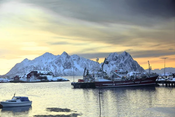 位于镇日出区的Lofoten Rorbuer套房 背景是停泊在码头 利特尔莫拉岛上的Svolvaer渔港 大栗色渔船 Lofoten Nordland Norway — 图库照片