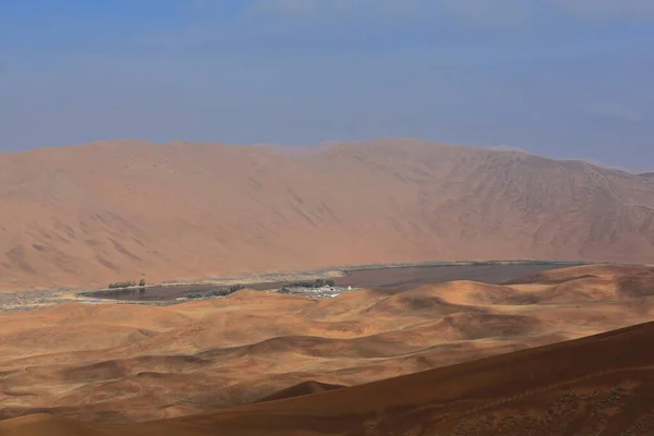 Sumu Jaran Lake Badain Jaran Desert Temple Bajo Cielo Azul — Foto de Stock