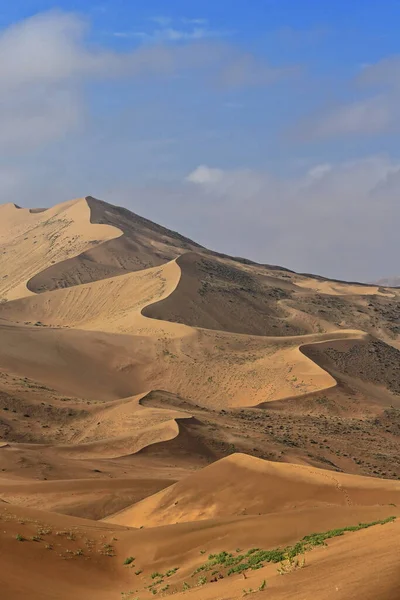 バラン ジャラン湖のSw Shoreを見下ろすメガドーンの砂の尾根は 比類のないほこりの曇った空の朝の光に照らされています Badain Jaran Desert Alxa高原 内モンゴル — ストック写真