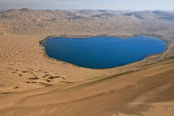 フルビューNuoertu湖 Badain Jaran砂漠で最大の1 2と420 Mから見られる東メガドーン かすんでスキャンした曇りの青い空の下で西のメガドーンの高い 内モンゴル — ストック写真