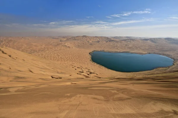 Vista Completa Lago Nuoertu Más Grande Desierto Badain Jaran Con — Foto de Stock