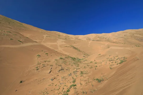 호수의 남쪽과 끝에는 하늘을 배경으로 산비탈에 여행객들이 Badain Jaran Desert — 스톡 사진