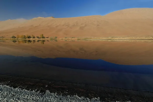 Sumu Jaran Lake Nyugati Megadune Tiszta Kék Égboltja Tükröződik Víz — Stock Fotó