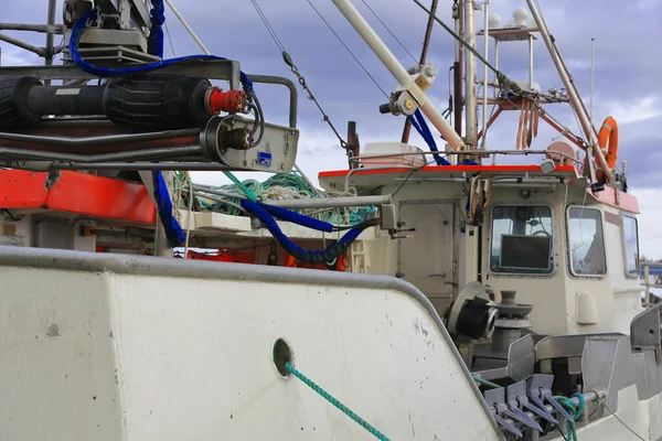 配备齐全的现代钢制渔船在卸下渔获物并等待离开后停泊在渔港进行新的捕鱼考察 Laukvik Vagan Austvagoya Lofoten Nordland Fylke Norway — 图库照片