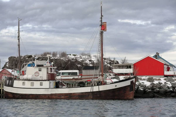 在港口停泊了一艘装有木制船体的旧渔船 传统的钓鱼小屋 罗布埃现在涂成红色供游客使用 背景为Stangerholmen山 Laukvik Vagan Kommune Austvagoya Lofoten Norway — 图库照片