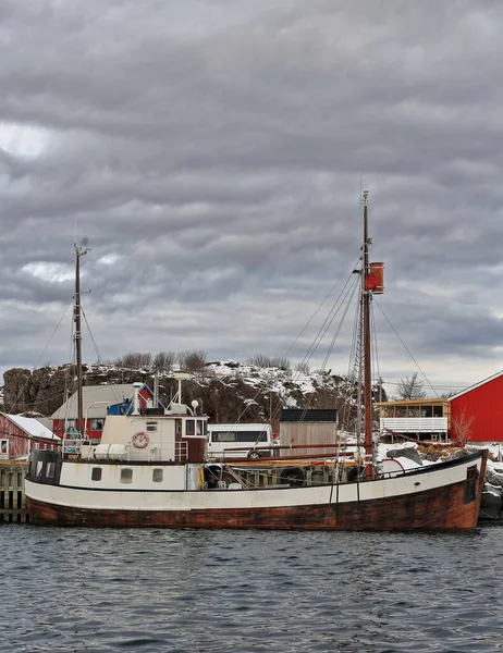 港には木製の船体と古い漁船が係留されていた 伝統的な釣り小屋 Rorbuerは現在 観光客の使用のために赤を描いた 背景にStangerholmen丘 Laukvik Vagen Kommune オーストラリア ロフトテン — ストック写真