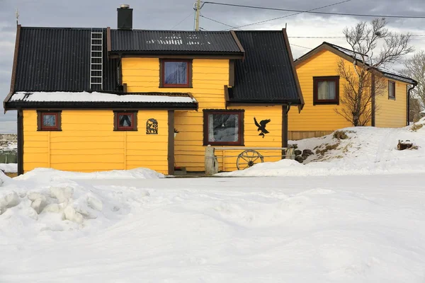 Żółte Malowane Drewniane Domki Klapkowe Bocznice Językowa Architektura Desek Starzeniowych — Zdjęcie stockowe