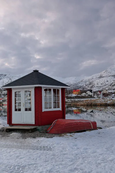 Rood Geschilderde Roeiboot Houten Hut Met Zwart Dak Witte Gesloten — Stockfoto