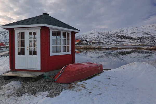 Красная Покрашенная Лодка Деревянная Хижина Черной Крышей Белой Закрытой Дверью — стоковое фото