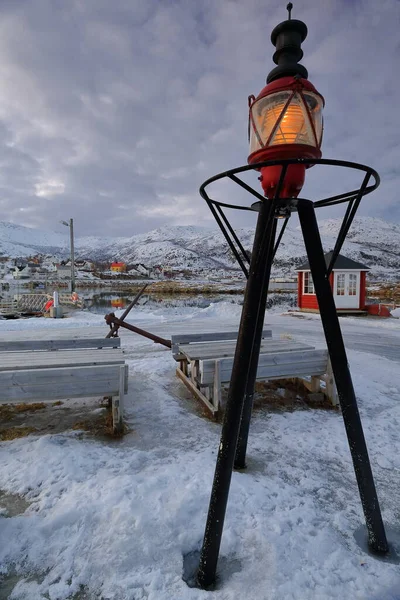 Havenlantaarn Metalen Statief Houten Picknicktafels Rode Hut Roeiboot Hjertholmen Eilandje — Stockfoto