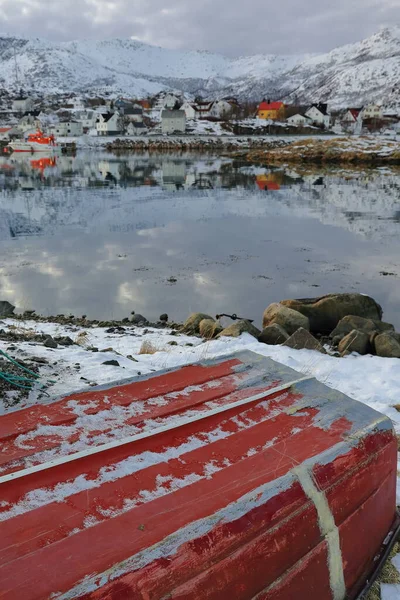 红色漆木划艇搁浅在Hjertholmen岛白雪覆盖的地板上 在渔港东部边界后方的Lodingsaksla Lodingen Hinnoya Lofoten Nordland Fke Norway — 图库照片