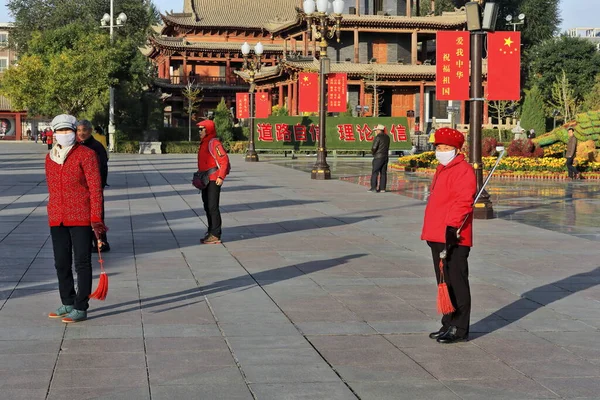 太极剑太极拳练习者在晨阳下对着便携式音乐的声音表演击剑编曲 好像是为了保持他们的身体健康 张业甘肃省 — 图库照片