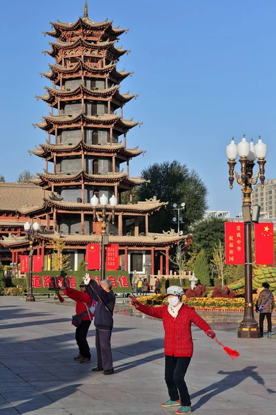 Gruppo Taijian Spada Tai Chi Praticanti Pagoda Legno Tempio Muta — Foto Stock