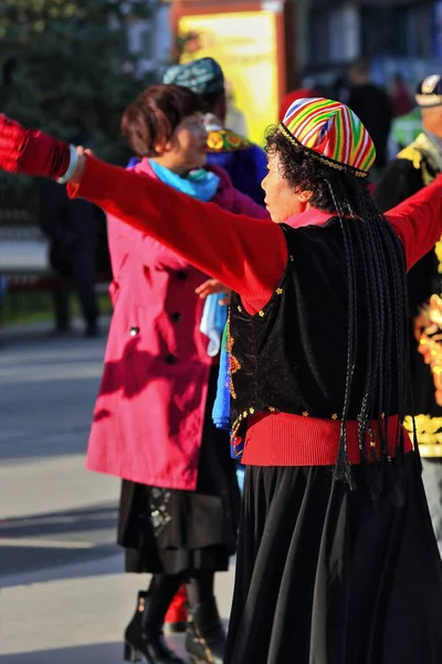 Zhangye Chiny Października 2017 Wczesnoporanna Grupa Starszych Tancerzy Ubranych Ujgurów — Zdjęcie stockowe