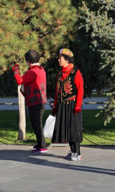 Zhangye, Çin-20 Ekim 2017: Uygurca giyinmiş yaşlı dansçılar şehrin Merkez Meydanı 'ndaki etnik müziğin sesine geleneksel koreografiler sergiliyorlar.