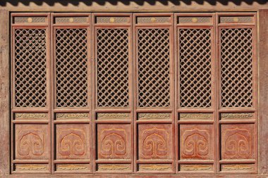 Budist Klasik Salon-Sutras Sergi Salonu 'nun kapı panelleri. Dafo Si Great Buddha Tapınağı 1098 yılında ahşap çerçevede uzanan en büyük Asya Buda heykelini inşa etti. Zhangye-Gansu-Çin.