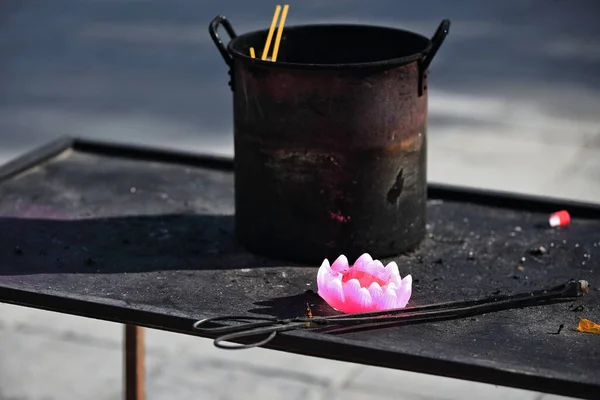 莲花形粉红蜡香棒 从旧生锈的铁锅中挑出 黑色铁钳放在金属桌子上 大佛寺大佛寺院落 中国甘肃张业 — 图库照片