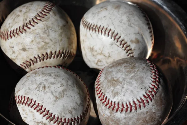 Dört Yıpranmış Eski Beysbol Topu Belirgin Beyaz Sığır Derisi Örtülerini — Stok fotoğraf