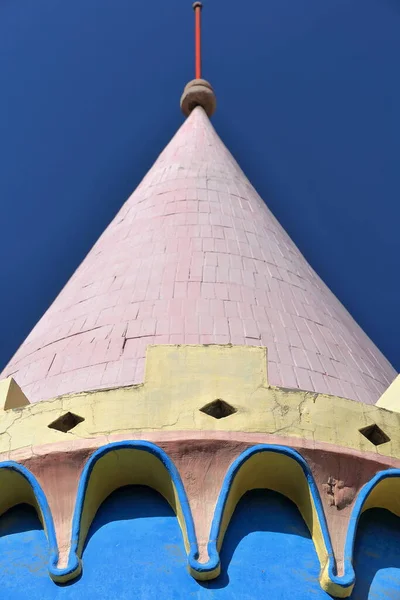 Conische Bakstenen Dak Roze Geschilderd Het Bovenste Terras Van Een — Stockfoto