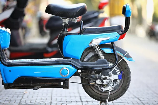 Bir Lokantanın Önünde Park Etmiş Mavi Elektrikli Scooter Sahibi Öğle — Stok fotoğraf