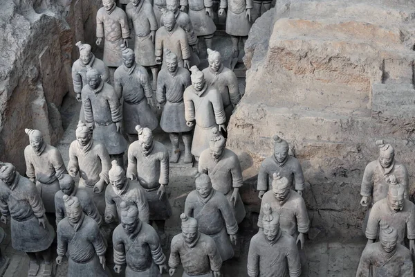 兵马俑 描绘中国第一位皇帝秦始皇军队的殡葬雕塑 与他们的国王葬在一起 似乎是为了在他的来世保护他 临东县 — 图库照片