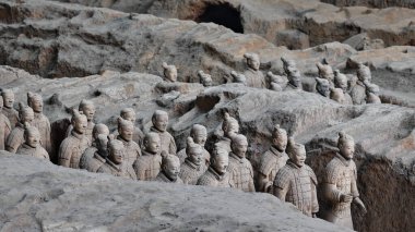 Çin 'in ilk imparatoru Qin Shi Huang' ın Çin İmparatoru 'nu öteki dünyada korumak için toprağa verildiğini gösteren Terracotta Ordusu savaşçı-cenaze heykelleri. Lintong İlçesi - Xian-Shaanxi-Çin.
