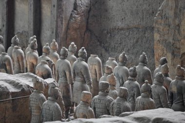 Çin 'in ilk imparatoru Qin Shi Huang' ın Çin İmparatoru 'nu öteki dünyada korumak için toprağa verildiğini gösteren Terracotta Ordusu savaşçı-cenaze heykelleri. Lintong İlçesi - Xian-Shaanxi-Çin.