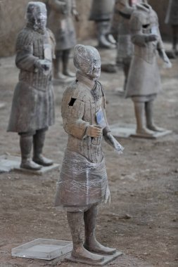 Çin 'in ilk imparatoru Qin Shi Huang' ın Çin İmparatoru 'nu öteki dünyada korumak için toprağa verildiğini gösteren Terracotta Ordusu savaşçı-cenaze heykelleri. Lintong İlçesi - Xian-Shaanxi-Çin.