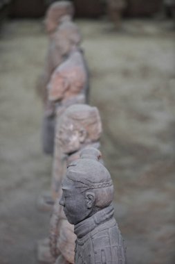 Çin 'in ilk imparatoru Qin Shi Huang' ın Çin İmparatoru 'nu öteki dünyada korumak için toprağa verildiğini gösteren Terracotta Ordusu savaşçı-cenaze heykelleri. Lintong İlçesi - Xian-Shaanxi-Çin.