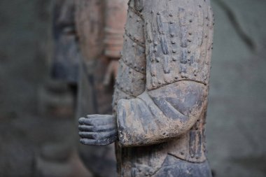 Çin 'in ilk imparatoru Qin Shi Huang' ın Çin İmparatoru 'nu öteki dünyada korumak için toprağa verildiğini gösteren Terracotta Ordusu savaşçı-cenaze heykelleri. Lintong İlçesi - Xian-Shaanxi-Çin.