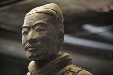 Terracotta Ordusu 'nun savaşçı-cenaze heykeli Qin Shi Huang' ın ordusunu resmediyordu. Çin 'in ilk imparatoru, krallarıyla birlikte gömülmüştü. Lintong İlçesi - Xian-Shaanxi-Çin.