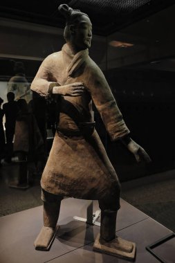 Terracotta Ordusu 'nun savaşçı-cenaze heykeli Qin Shi Huang' ın ordusunu resmediyordu. Çin 'in ilk imparatoru, krallarıyla birlikte gömülmüştü. Lintong İlçesi - Xian-Shaanxi-Çin.