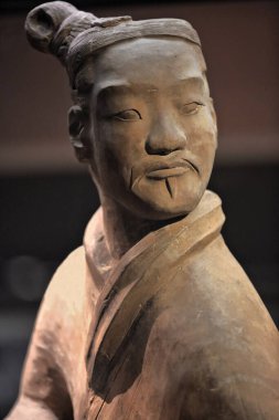 Terracotta Ordusu 'nun savaşçı-cenaze heykeli Qin Shi Huang' ın ordusunu resmediyordu. Çin 'in ilk imparatoru, krallarıyla birlikte gömülmüştü. Lintong İlçesi - Xian-Shaanxi-Çin.