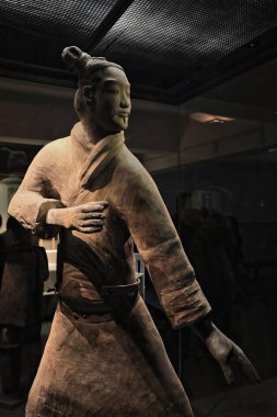 Terracotta Ordusu 'nun savaşçı-cenaze heykeli Qin Shi Huang' ın ordusunu resmediyordu. Çin 'in ilk imparatoru, krallarıyla birlikte gömülmüştü. Lintong İlçesi - Xian-Shaanxi-Çin.