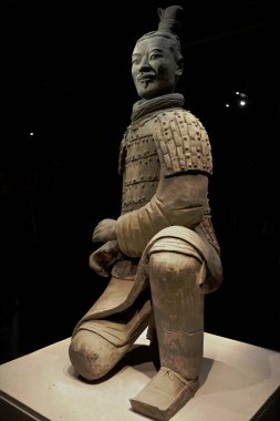 Terracotta Ordusu 'nun savaşçı-cenaze heykeli Qin Shi Huang' ın ordusunu resmediyordu. Çin 'in ilk imparatoru, krallarıyla birlikte gömülmüştü. Lintong İlçesi - Xian-Shaanxi-Çin.