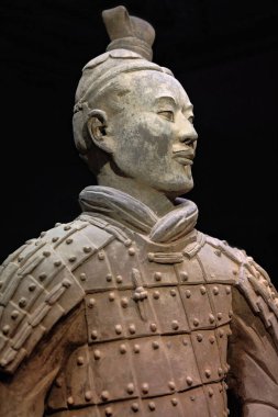 Terracotta Ordusu 'nun savaşçı-cenaze heykeli Qin Shi Huang' ın ordusunu resmediyordu. Çin 'in ilk imparatoru, krallarıyla birlikte gömülmüştü. Lintong İlçesi - Xian-Shaanxi-Çin.