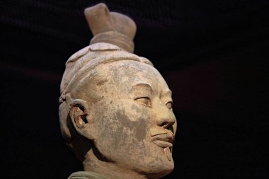 Terracotta Ordusu 'nun savaşçı-cenaze heykeli Qin Shi Huang' ın ordusunu resmediyordu. Çin 'in ilk imparatoru, krallarıyla birlikte gömülmüştü. Lintong İlçesi - Xian-Shaanxi-Çin.