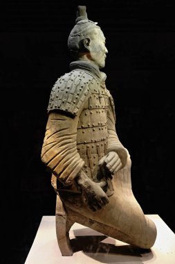Terracotta Ordusu 'nun savaşçı-cenaze heykeli Qin Shi Huang' ın ordusunu resmediyordu. Çin 'in ilk imparatoru, krallarıyla birlikte gömülmüştü. Lintong İlçesi - Xian-Shaanxi-Çin.