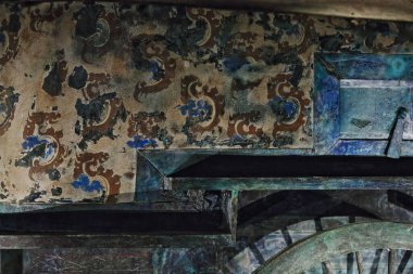 Bronz savaş arabası-terracotta cenaze töreninin ayrıntıları. Qin ShiHuang 'ın Çin ordusunun ilk imparatoru ve kralının öbür dünyada onu korumak için gömüldüğünü gösteriyor. Lintong Şehri. -Xian-Shaanxi-Çin.