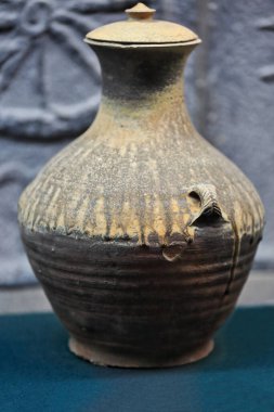 Terracotta cenaze çömleği-Han Yang Ling-İmparator Jing 'in Yeraltı Müzesi-Arkeolojik Sergi Salonu: Yuvarlak kapaklı büyük saklama kavanozu. Weicheng Bölgesi-Xianyang-Shaanxi Eyaleti-Çin.