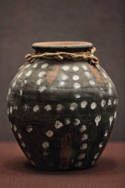 Terracotta cenaze çanak çömleği-Han YangLing-İmparator Jing 'in Yeraltı Müzesi-Arkeoloji Sergi Salonu: depolama kavanozu noktalı süslemeli ağzı. Weicheng Distr.-Xianyang-Shaanxi Bölgesi. -Çin