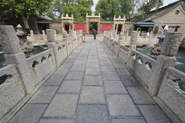Pan Chi havuzu üzerindeki taş Pan Chi köprüsü Ji ya da Halberd Kapısı 'na ve Konfüçyüs ya da Kong Miao Tapınağı' ndaki sergi odalarına açılıyor. Xi'an-Shaanxi-China.