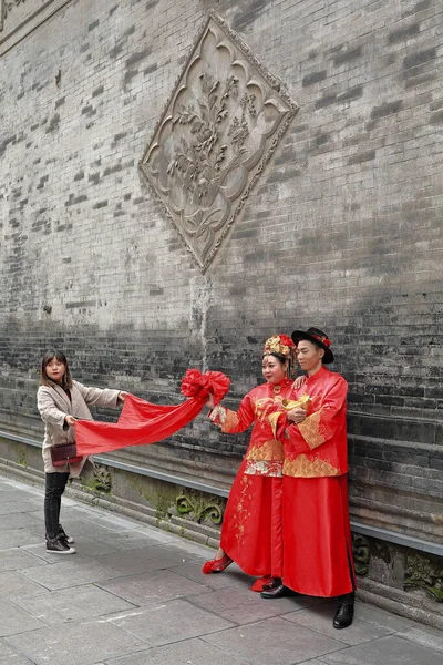 中国西安 2017年10月24日 身着经典红色婚纱的新郎新娘合影相册 屏风墙 或孔庙现在的石勒森林 贝林博物馆 — 图库照片