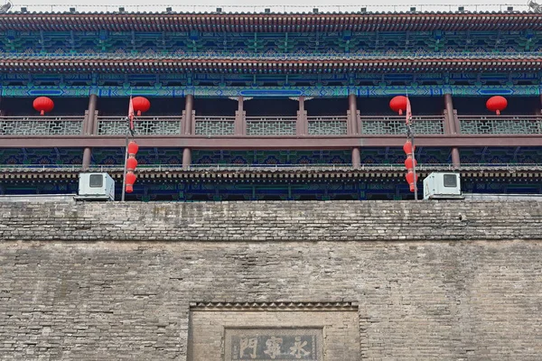 市壁の永寧永遠の平和南門の美しく装飾された多色の最も内側Zhenglouタワーの低角度ビュー 夜の照明のための中国風の赤い提灯 陝西省 — ストック写真