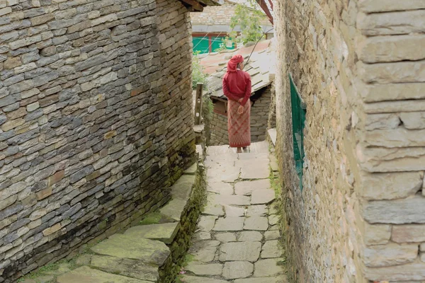 Yalnız kadın geziniyor. ghandruk-nepal. 0616 — Stok fotoğraf