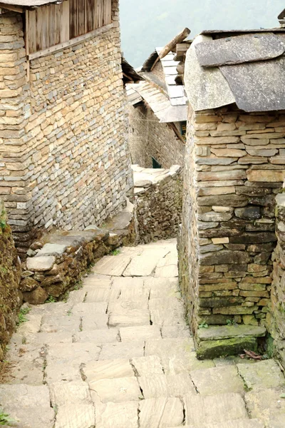 Strmé ulice mezi kamennými zdmi. Ghandruk Nepál. 0625 — Stock fotografie