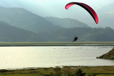 Kara-Phewa Gölü bankalara yamaçparaşütü hakkında. Pokhara-Nepal. 0662